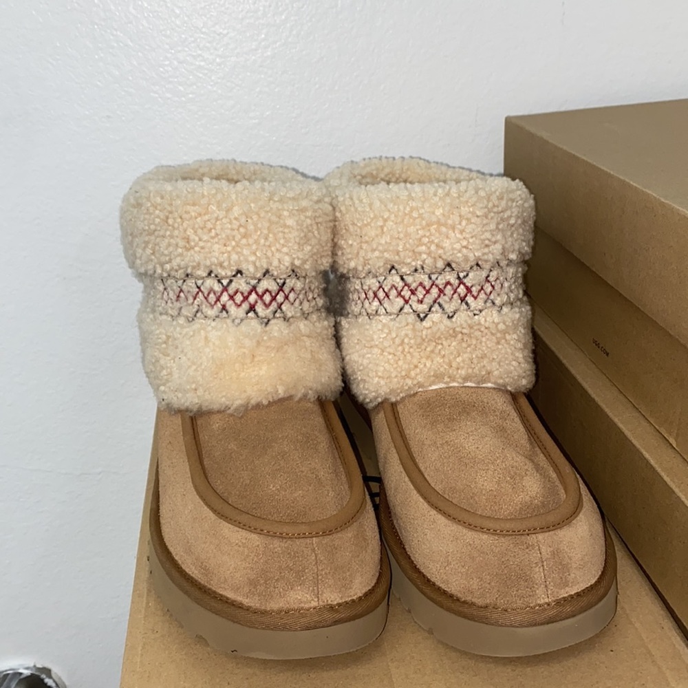 UGG MINI UGG BRAID NWT - image 2